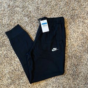 Brand new with tags.  Men’s Nike standard fit taper leg sweat pants size M.